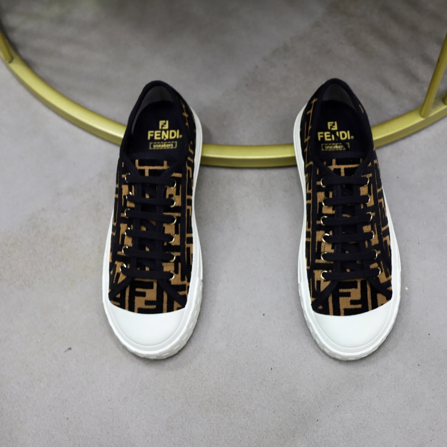 Factory price: 480 original order (couple model) Brand: FENDI Fendi 🙅‍♂️🙅‍♂️🙅‍♂️ Size: Female 35–40, Male 39-44 (45 can be customized) Grade: Official website genuine Material: Imported original LoGO fabric upper Original comfortable lining TPU wear-resistant lightweight outsole Style category: Loafers New trendy shoes Color: actual picture color